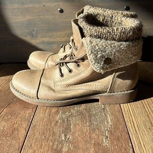 White Mountain Tan Ankle Boots, size 6.5